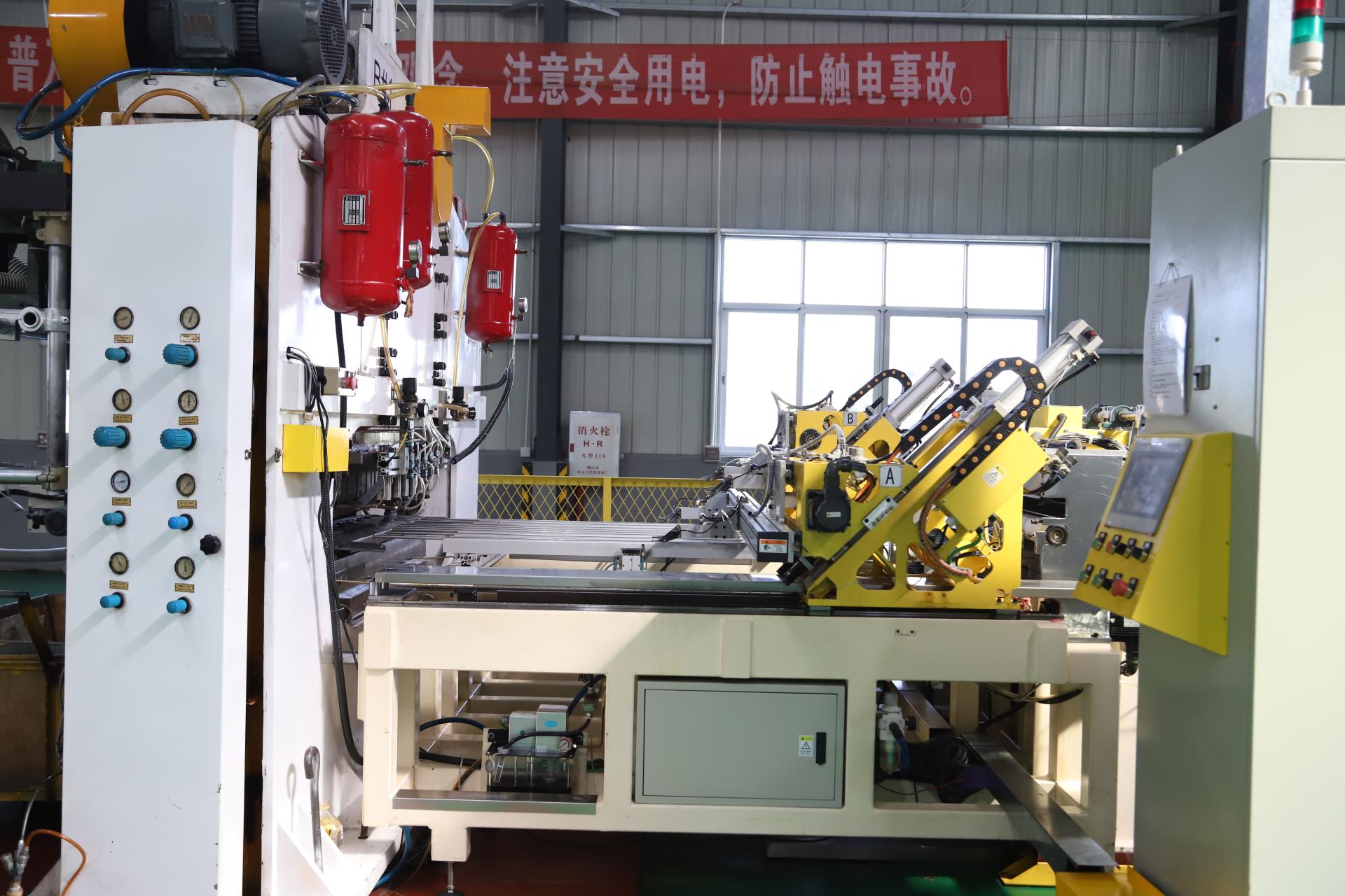 基出蓋 沖床系統(tǒng)